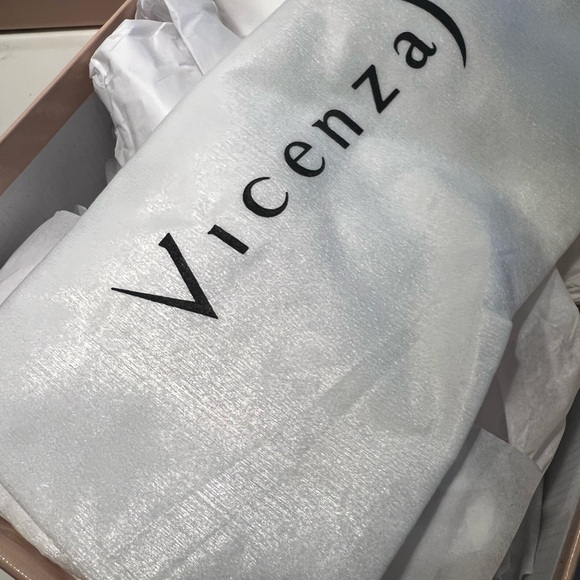 Vicenza Butterfly Wrap
Heels NEW - Picture 9 of 10